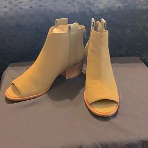 ED Ellen Degeneres Camo Green suede peep toe ankle boots